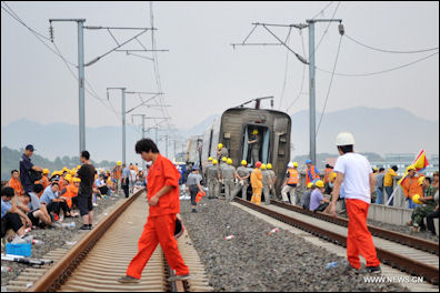 20111105-Xinhua Wenzhou train crash 13.jpg
